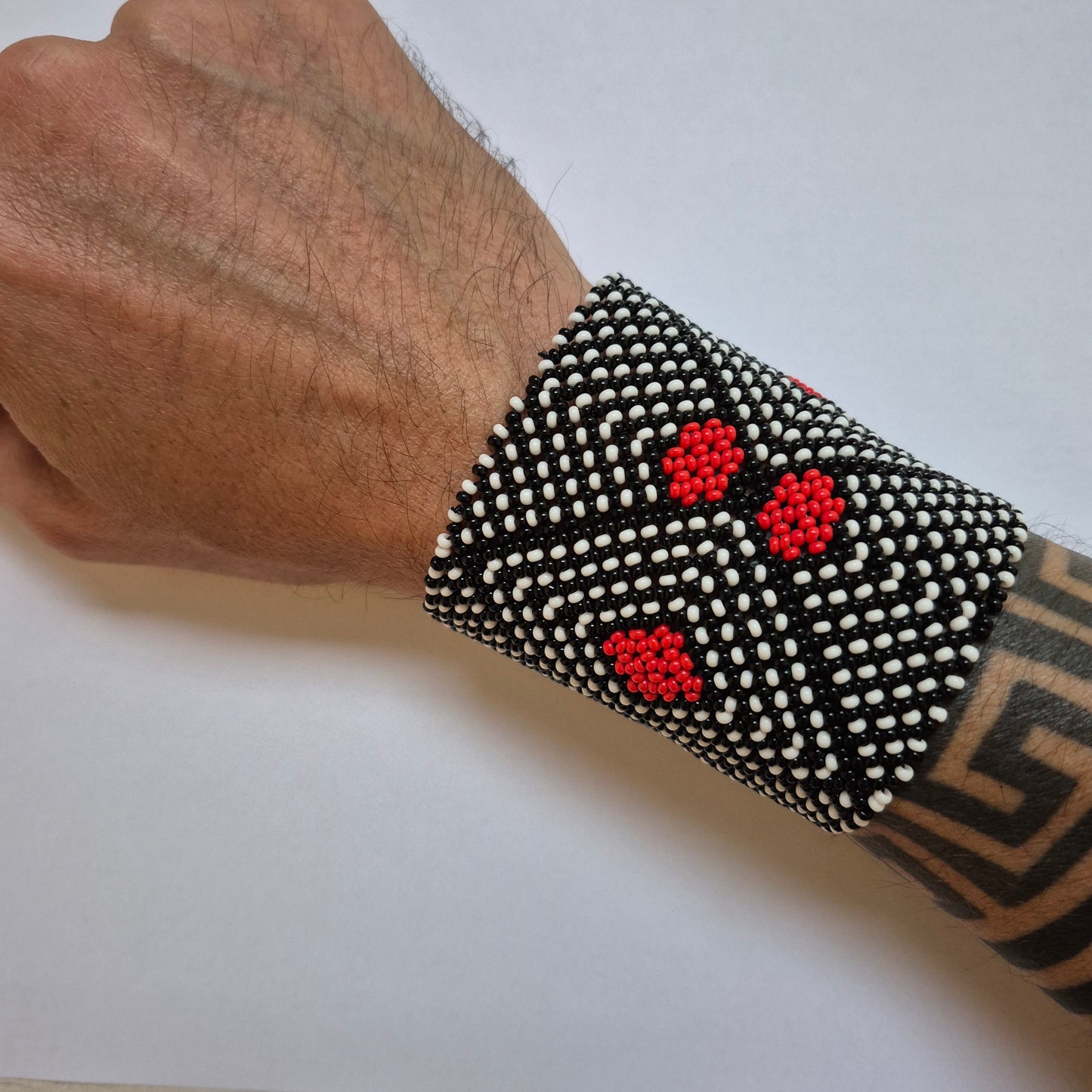 Pulseira de Miçanga Preta Branca e Vermelho fio Elástico Povo Kamayurá