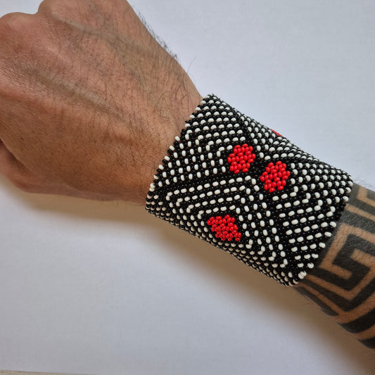 Pulseira de Miçanga Preta Branca e Vermelho fio Elástico Povo Kamayurá