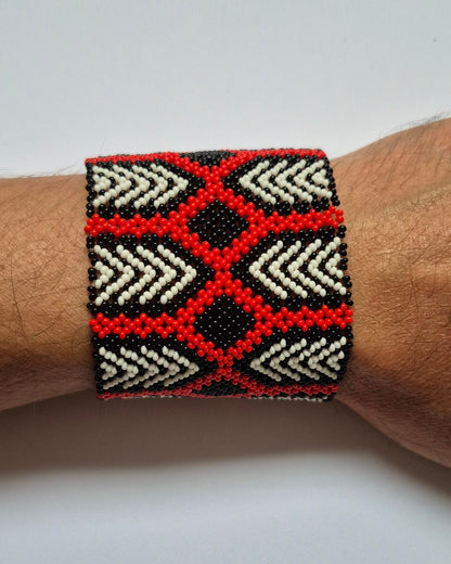 Pulseira de Miçanga Branca Preta e Vermelha Fio Elástico Povo Waura