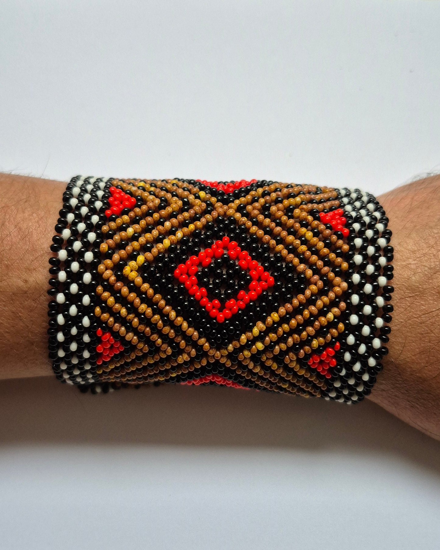 Pulseira de Miçanga Branca Preta Vermelha e Bege Fio Elástico Povo Waura