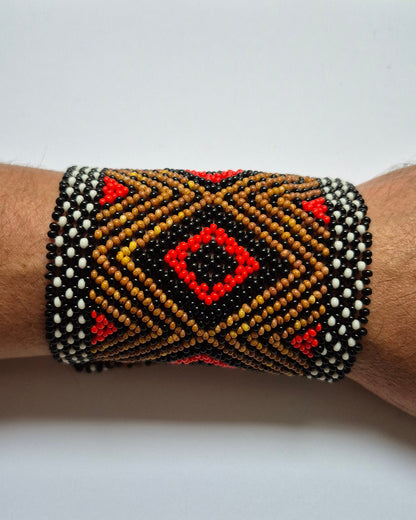 Pulseira de Miçanga Branca Preta Vermelha e Bege Fio Elástico Povo Waura
