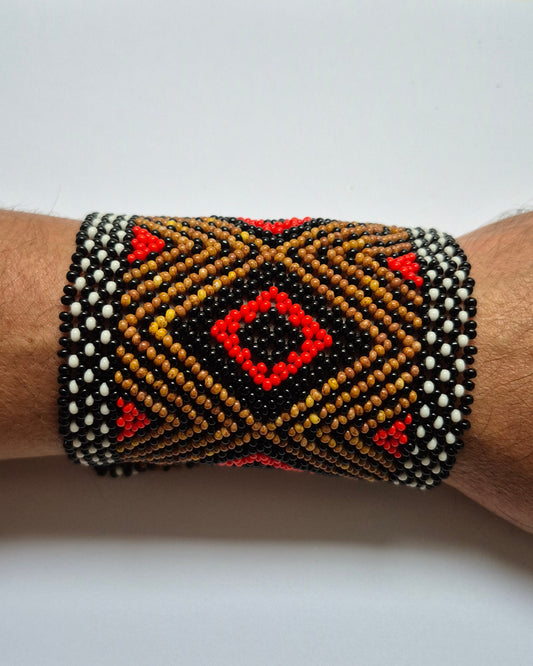Pulseira de Miçanga Branca Preta Vermelha e Bege Fio Elástico Povo Waura