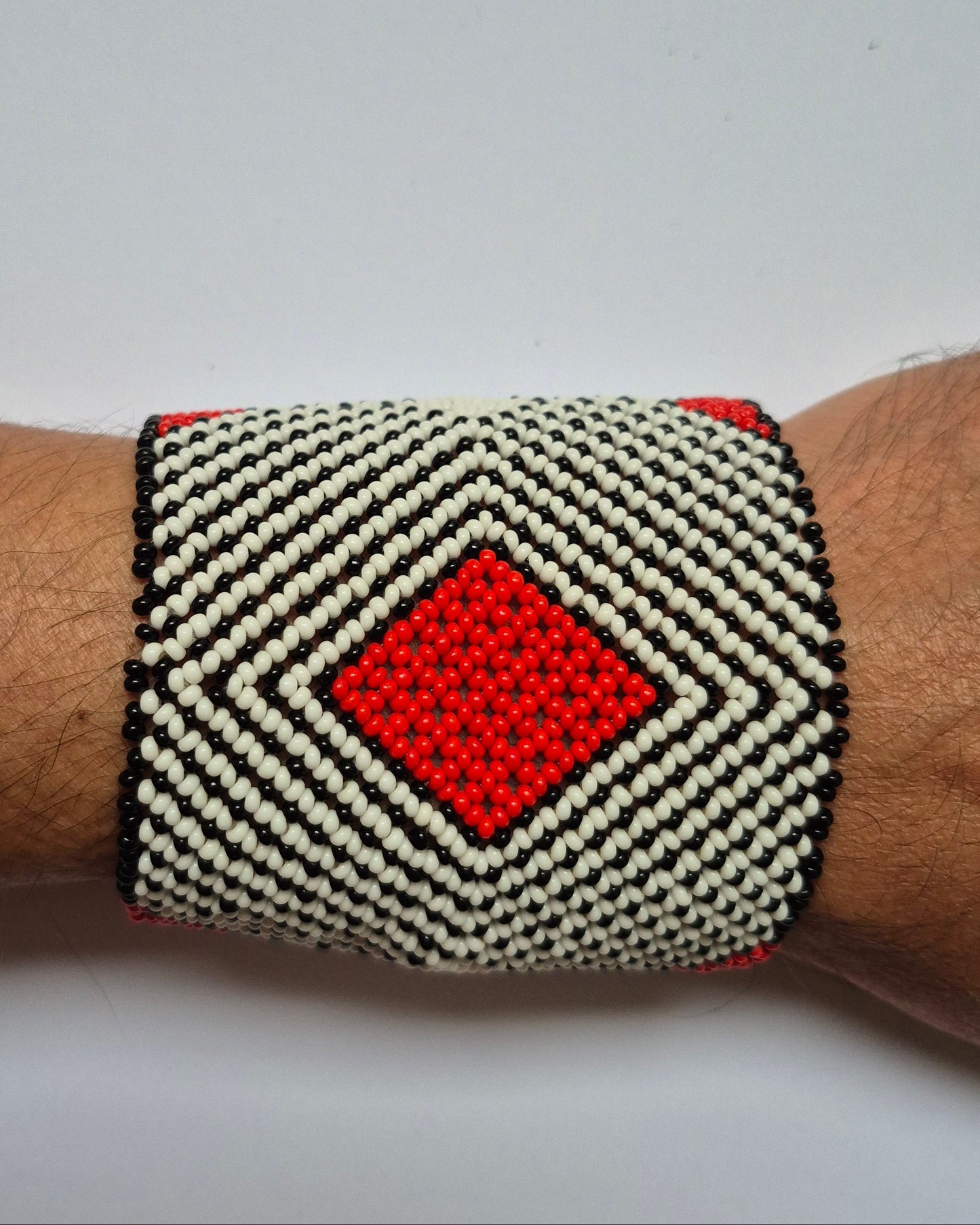 Pulseira de Miçanga Branca Preta e Vermelha Fio Elástico Povo Kamayurá