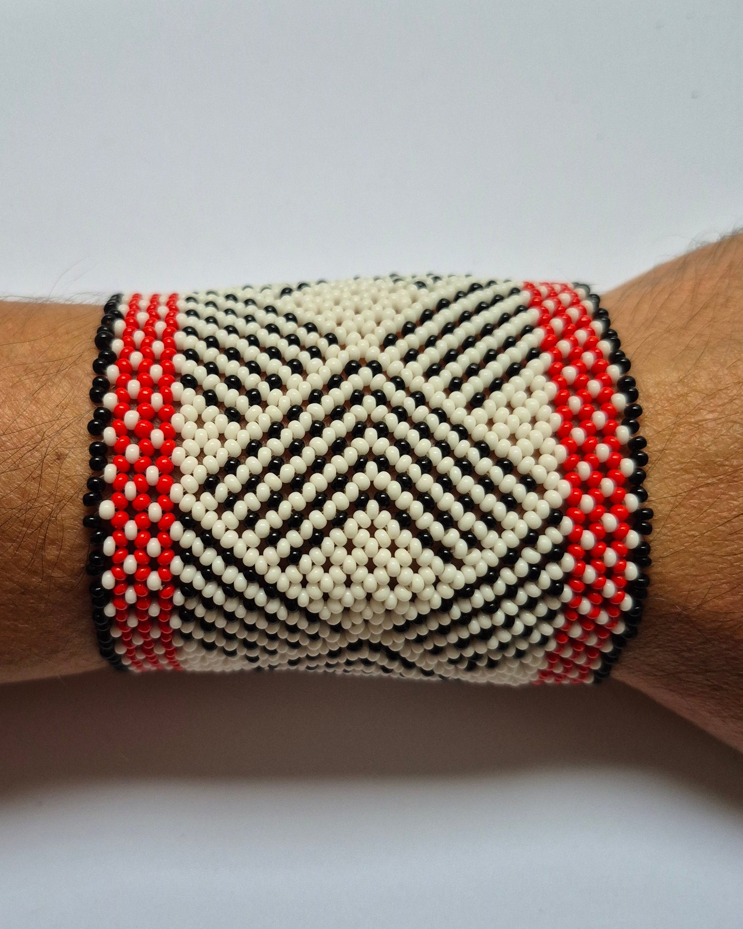 Pulseira de Miçanga Branca Preta e Vermelha Fio Elástico Povo Waura
