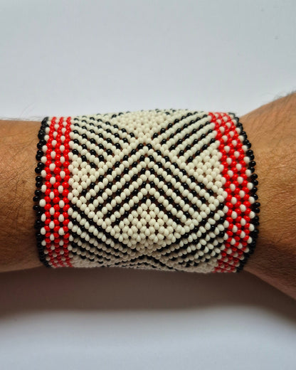 Pulseira de Miçanga Branca Preta e Vermelha Fio Elástico Povo Waura