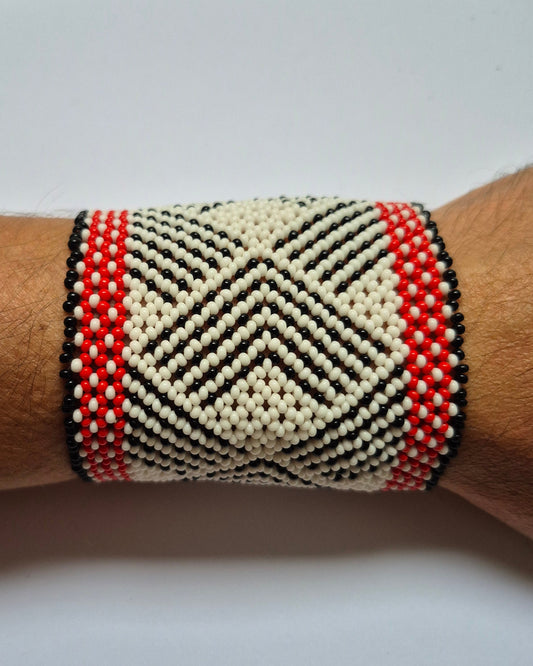 Pulseira de Miçanga Branca Preta e Vermelha Fio Elástico Povo Waura