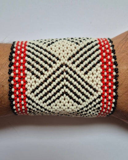Pulseira de Miçanga Branca Preta e Vermelha Fio Elástico Povo Waura