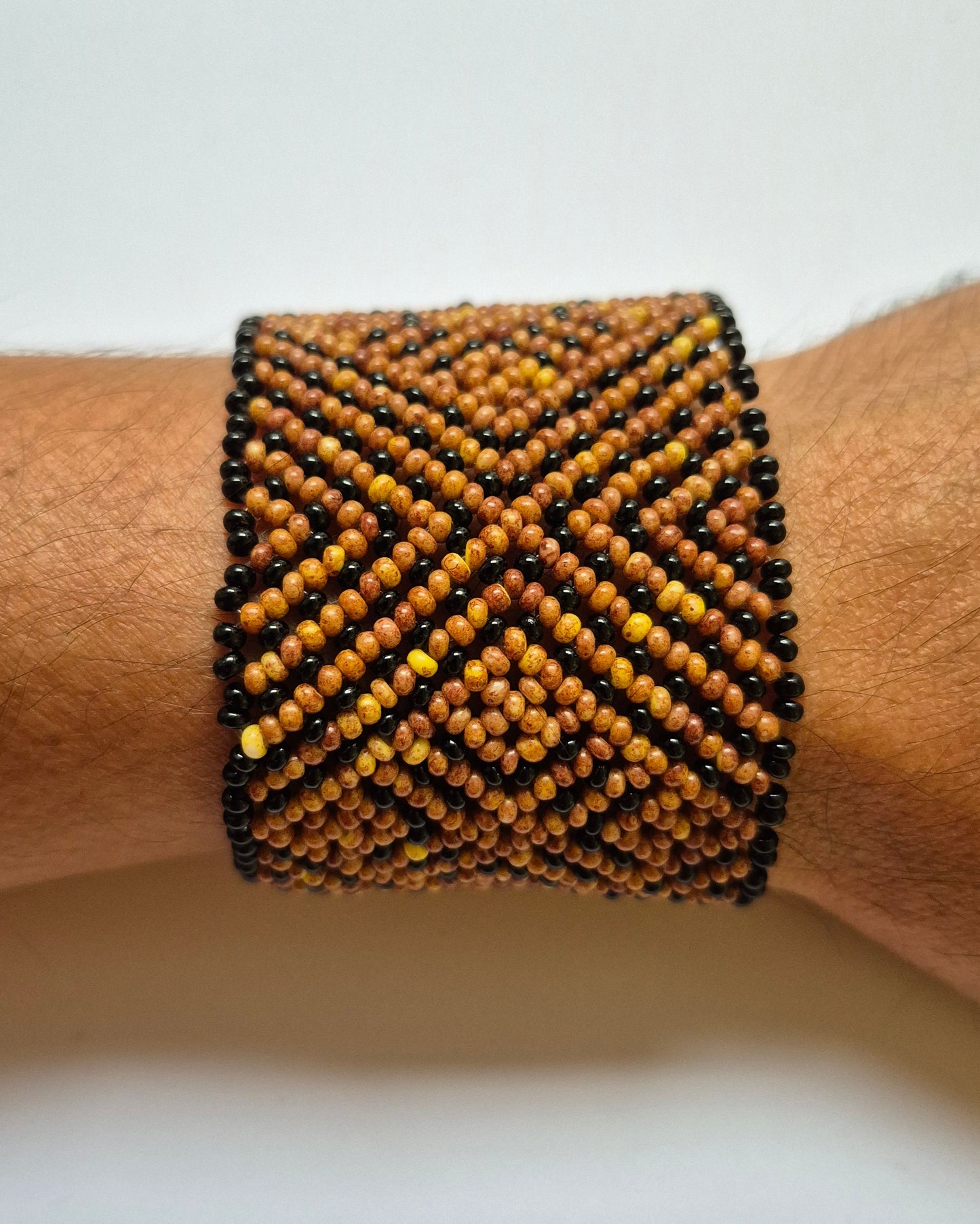 Pulseira de Miçanga Marrom e Preta Fio Elástico Povo Waura