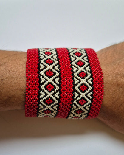 Pulseira de Miçanga Branca Preta e Vermelha Fio Elástico Povo Waura