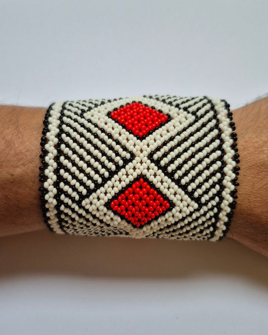 Pulseira de Miçanga Branca Preta e Vermelha Fio Elástico Povo Waura