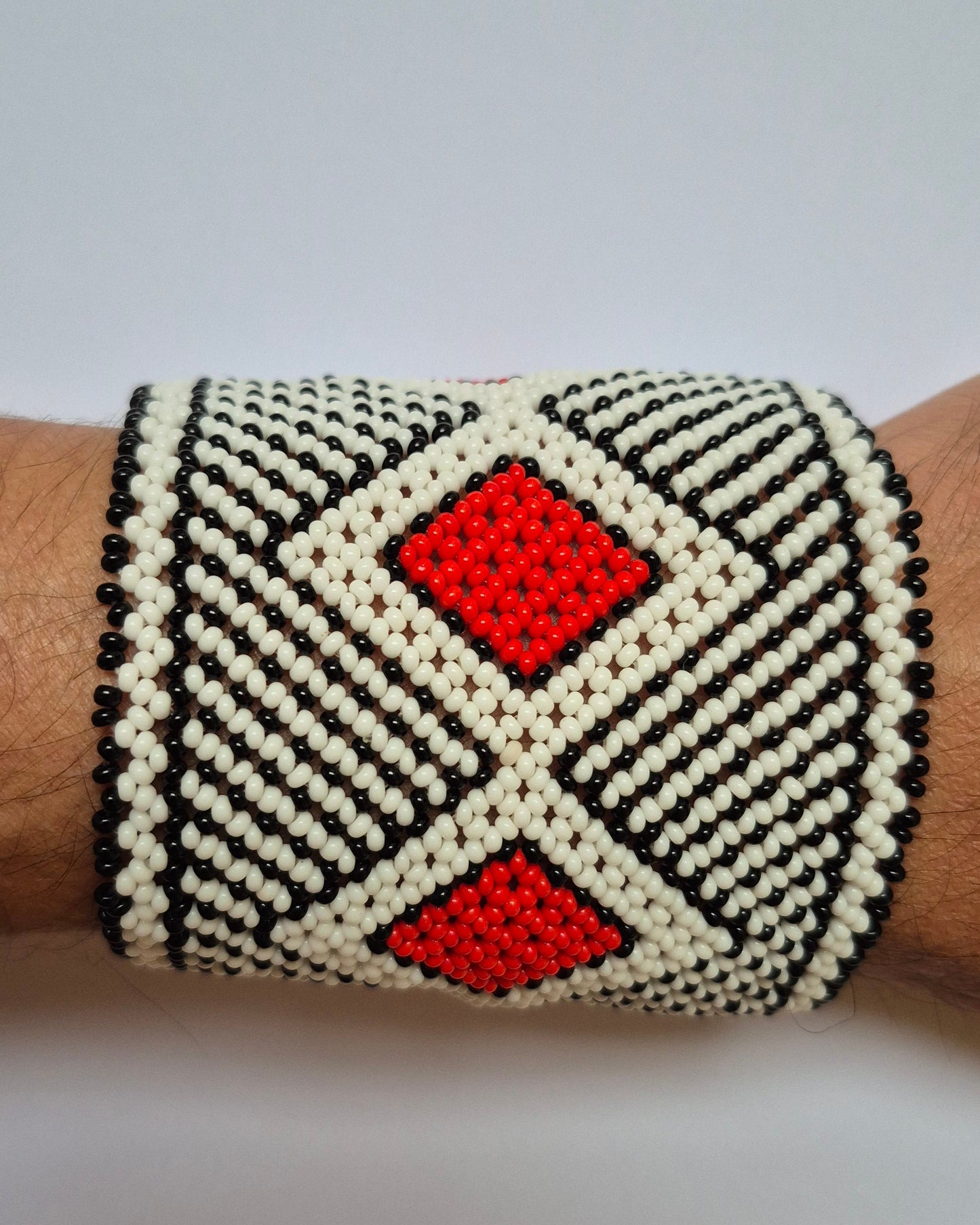 Pulseira de Miçanga Branca Preta e Vermelha Fio Elástico Povo Waura