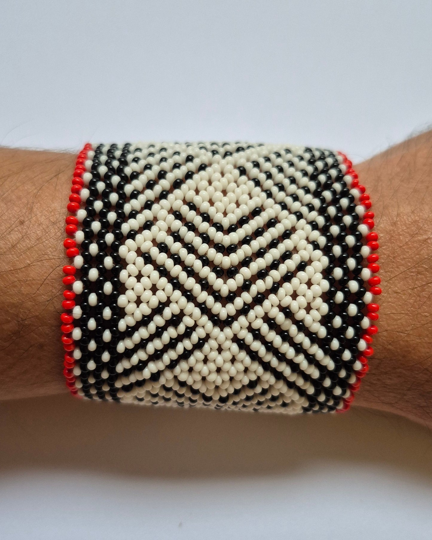 Pulseira de Miçanga Branca Preta e Vermelha Fio Elástico Povo Waura
