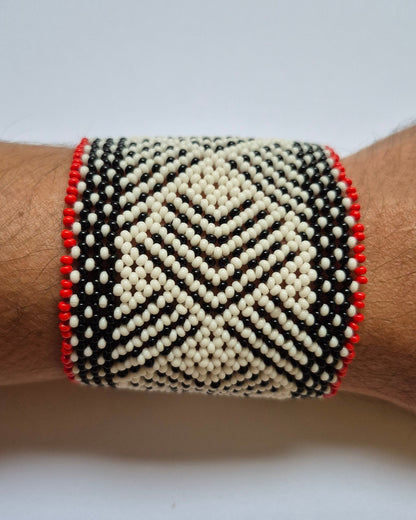 Pulseira de Miçanga Branca Preta e Vermelha Fio Elástico Povo Waura