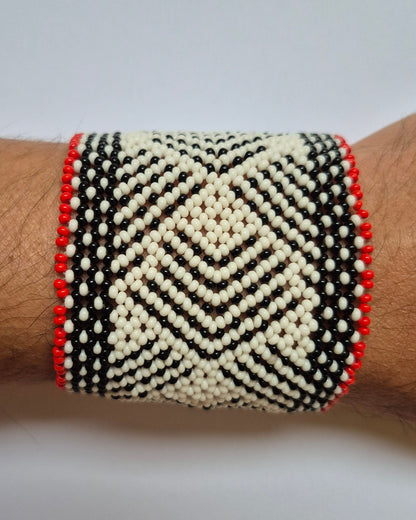 Pulseira de Miçanga Branca Preta e Vermelha Fio Elástico Povo Waura