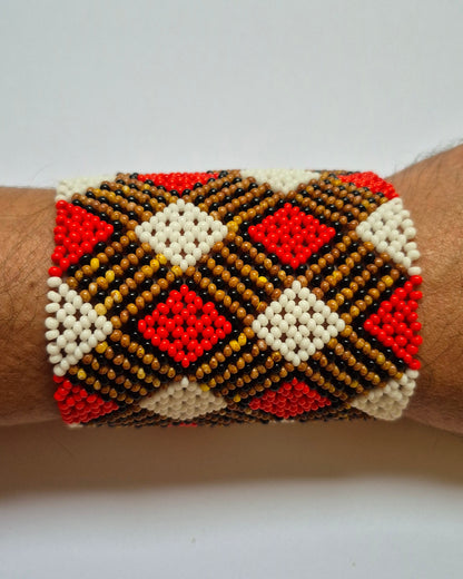 Pulseira de Miçanga Branca Preta Vermelha e Marrom Fio Elástico Povo Waura