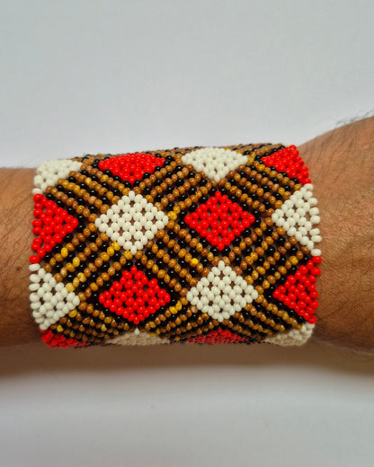 Pulseira de Miçanga Branca Preta Vermelha e Marrom Fio Elástico Povo Waura