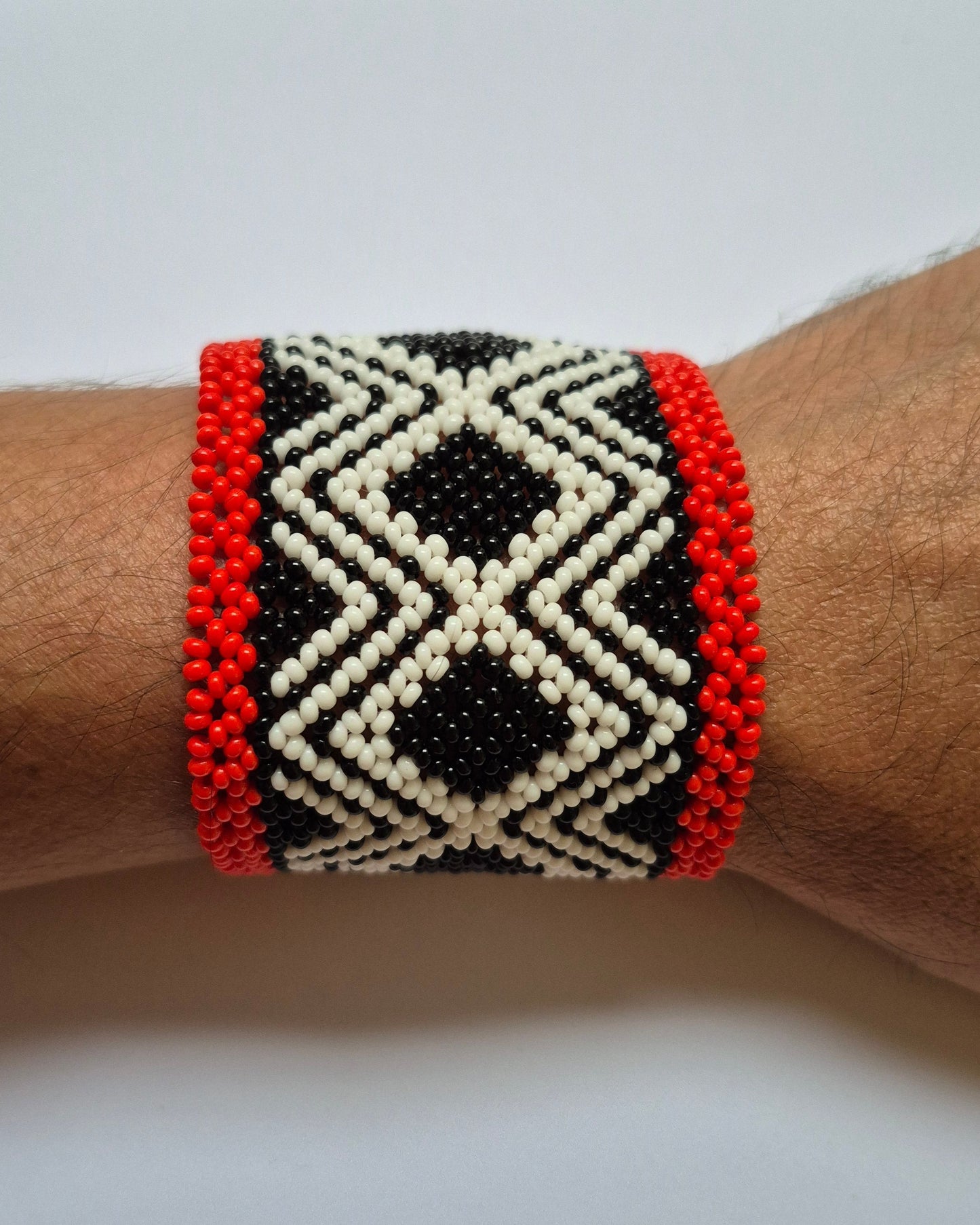 Pulseira de Miçanga Branca Preta e Vermelha Fio Elástico Povo Waura