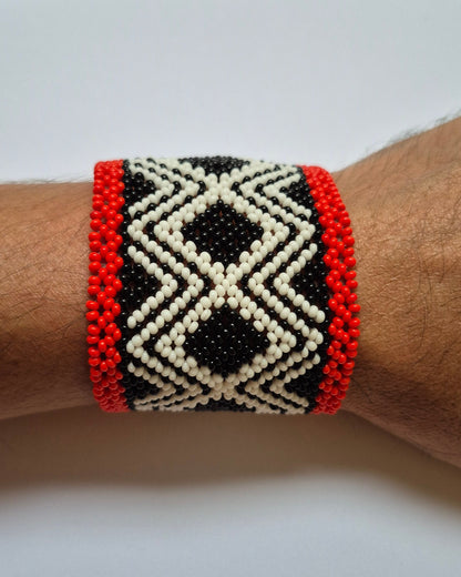 Pulseira de Miçanga Branca Preta e Vermelha Fio Elástico Povo Waura
