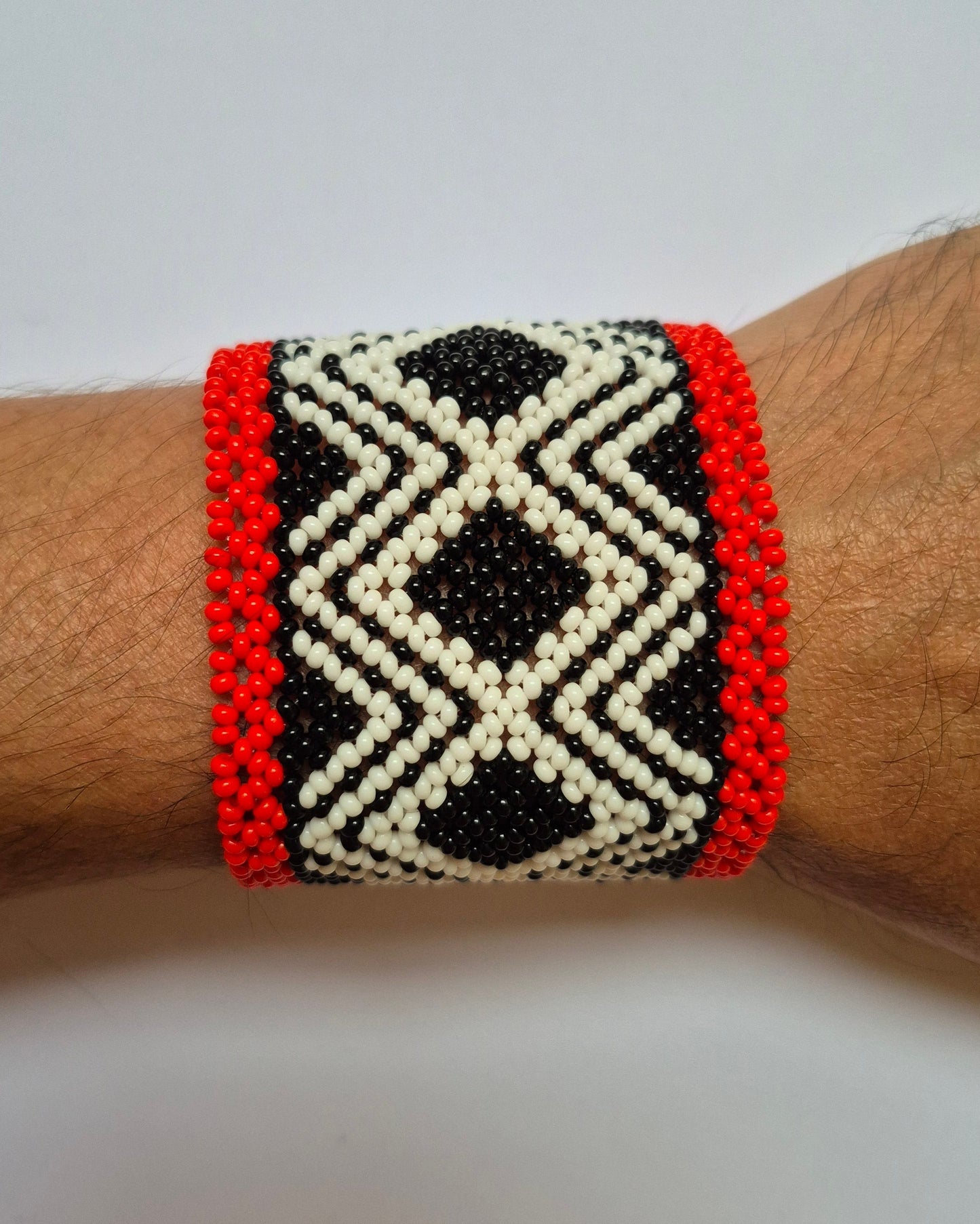 Pulseira de Miçanga Branca Preta e Vermelha Fio Elástico Povo Waura