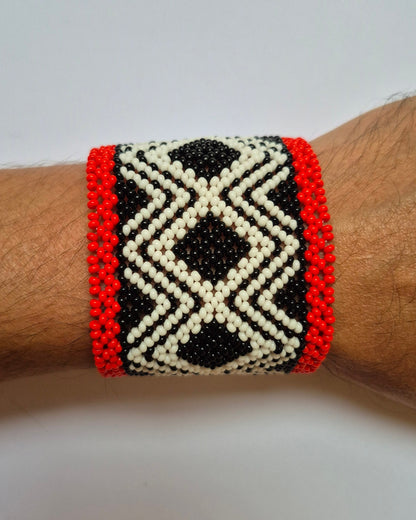 Pulseira de Miçanga Branca Preta e Vermelha Fio Elástico Povo Waura