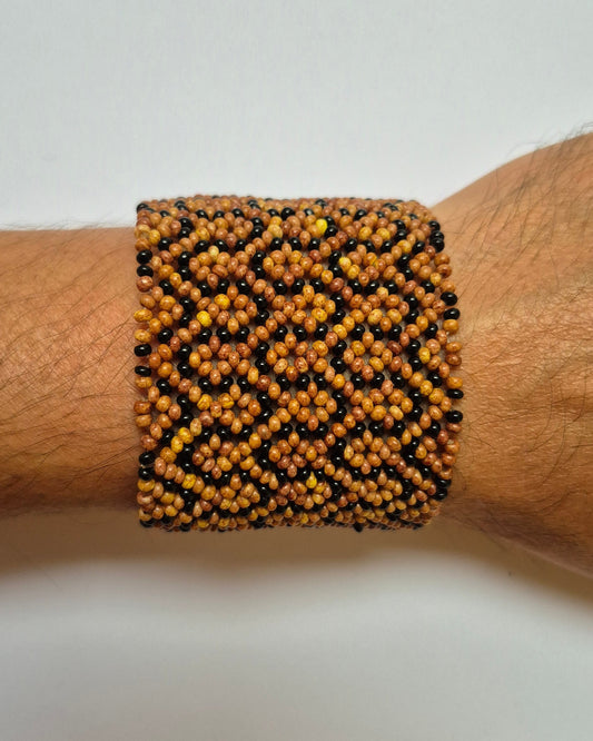 Pulseira de Miçanga Marrom e Preta Fio Elástico Povo Waura