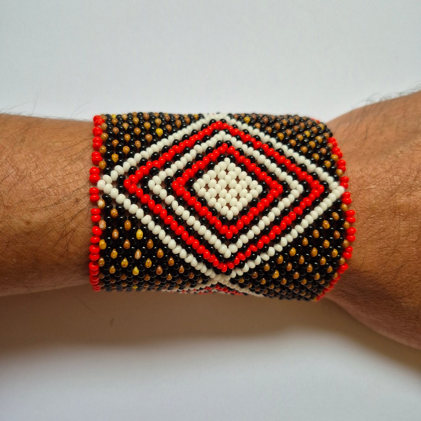 Pulseira de Miçanga Branca Preta Vermelha e Bege Fio Elástico Povo Waura