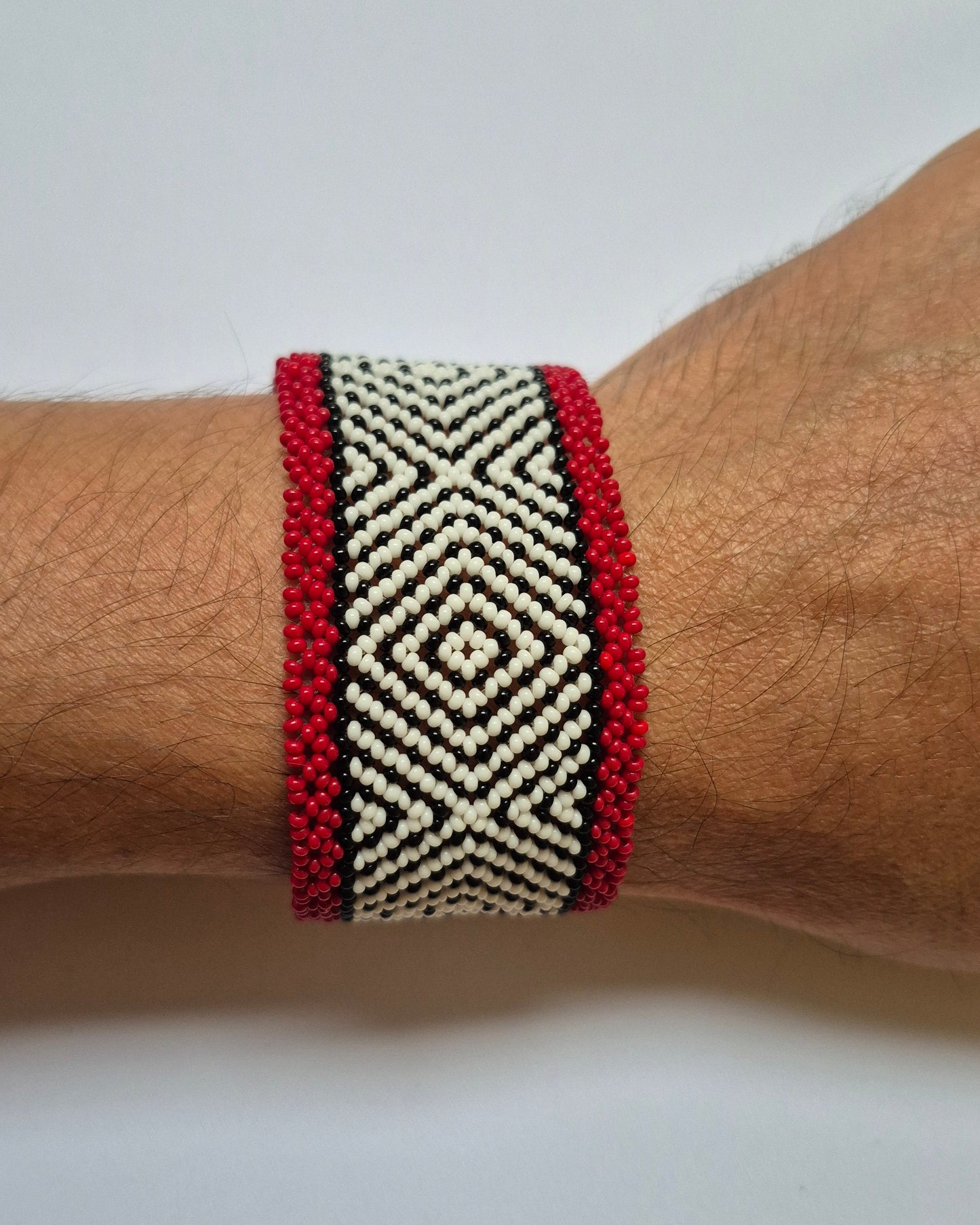 Pulseira de Miçanga Branca Preta e Vermelha Fio Elástico Povo Waura