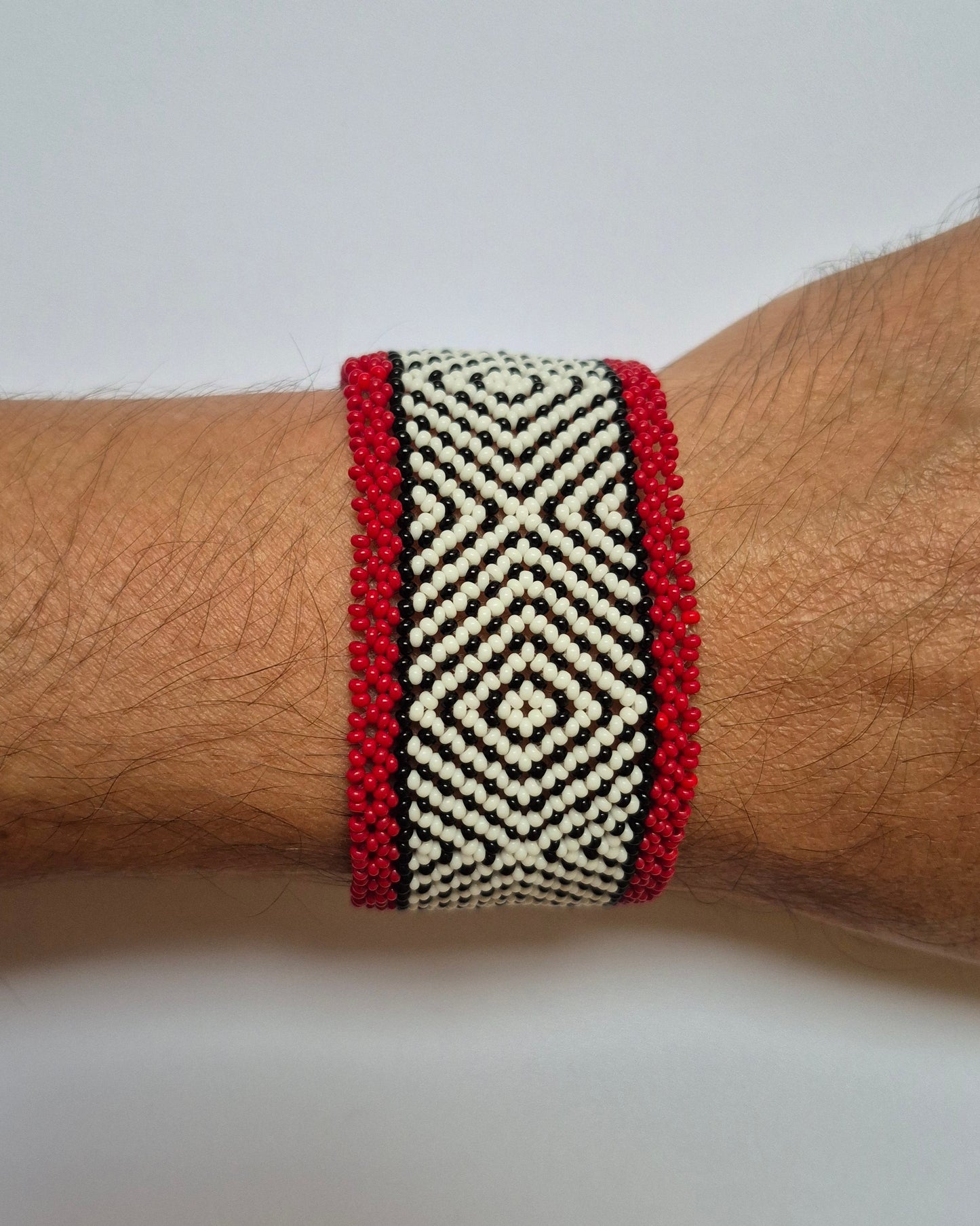 Pulseira de Miçanga Branca Preta e Vermelha Fio Elástico Povo Waura