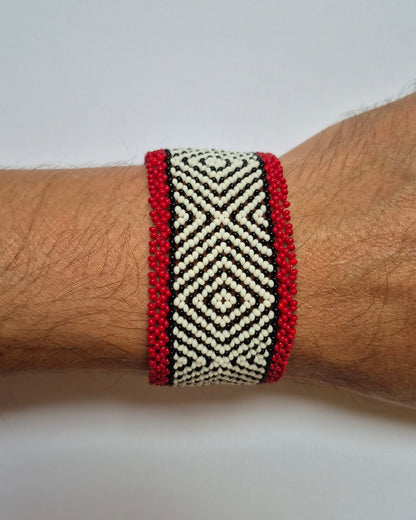 Pulseira de Miçanga Branca Preta e Vermelha Fio Elástico Povo Waura