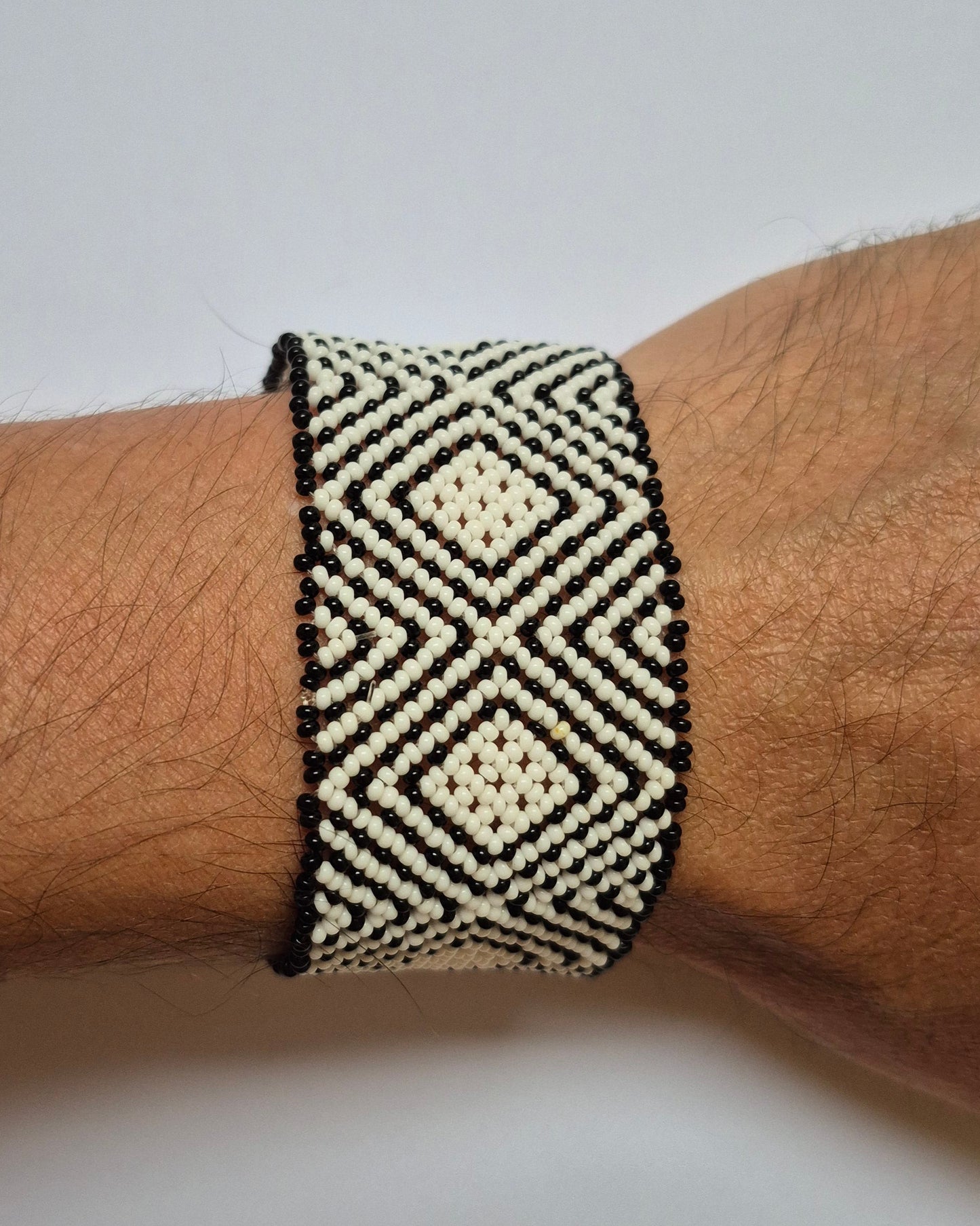 Pulseira de Miçanga Branca e Preta Fio Elástico Povo Waura