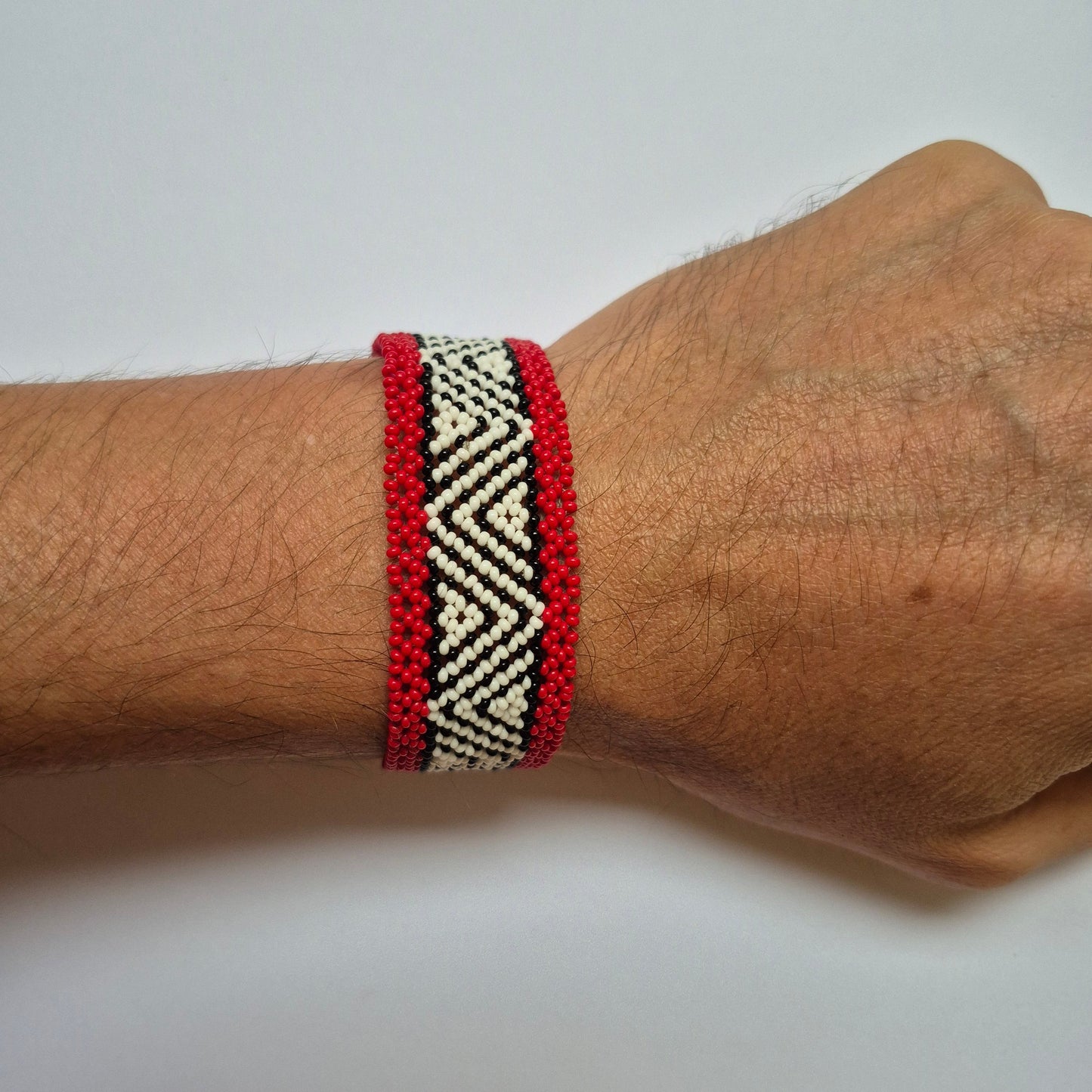 Pulseira de Miçanga Branca Preta e Vermelha Fio Elástico Povo Waura