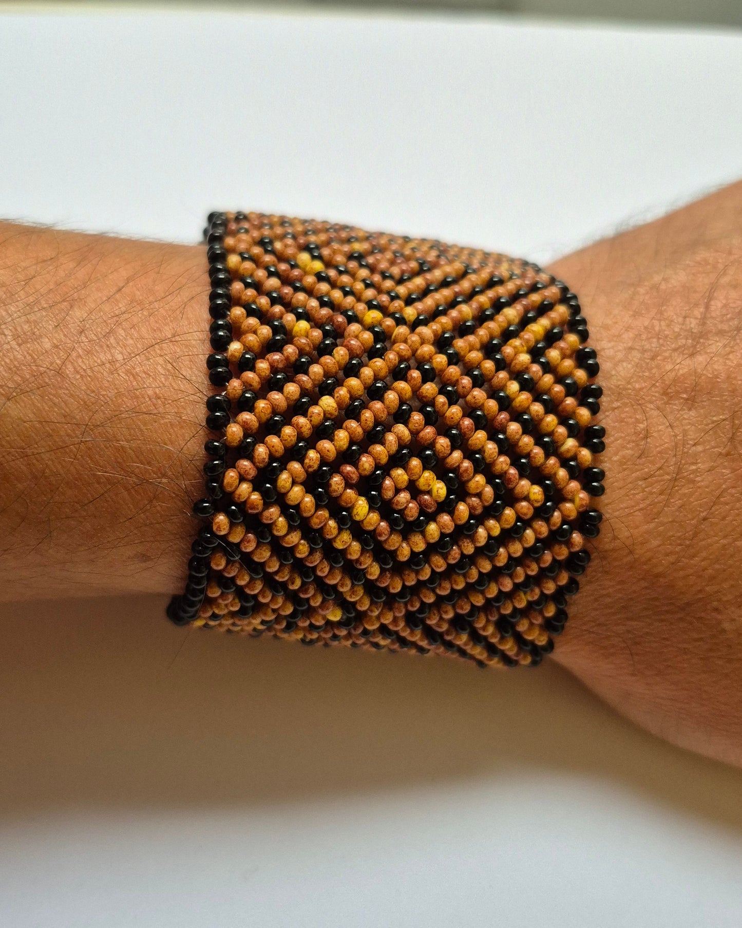 Pulseira de Miçanga Marrom e Preta Fio Elástico Povo Waura