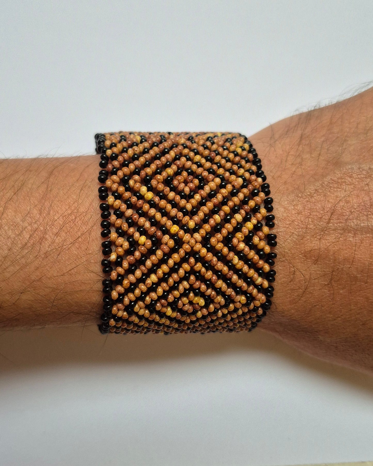 Pulseira de Miçanga Marrom e Preta Fio Elástico Povo Waura