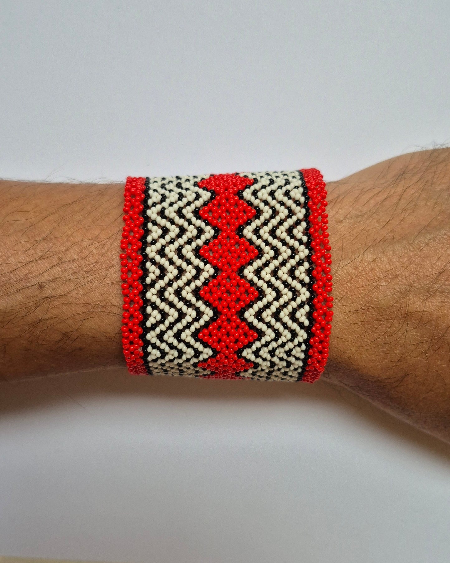 Pulseira de Miçanga Branca Preta e Vermelha Fio Elástico Povo Waura