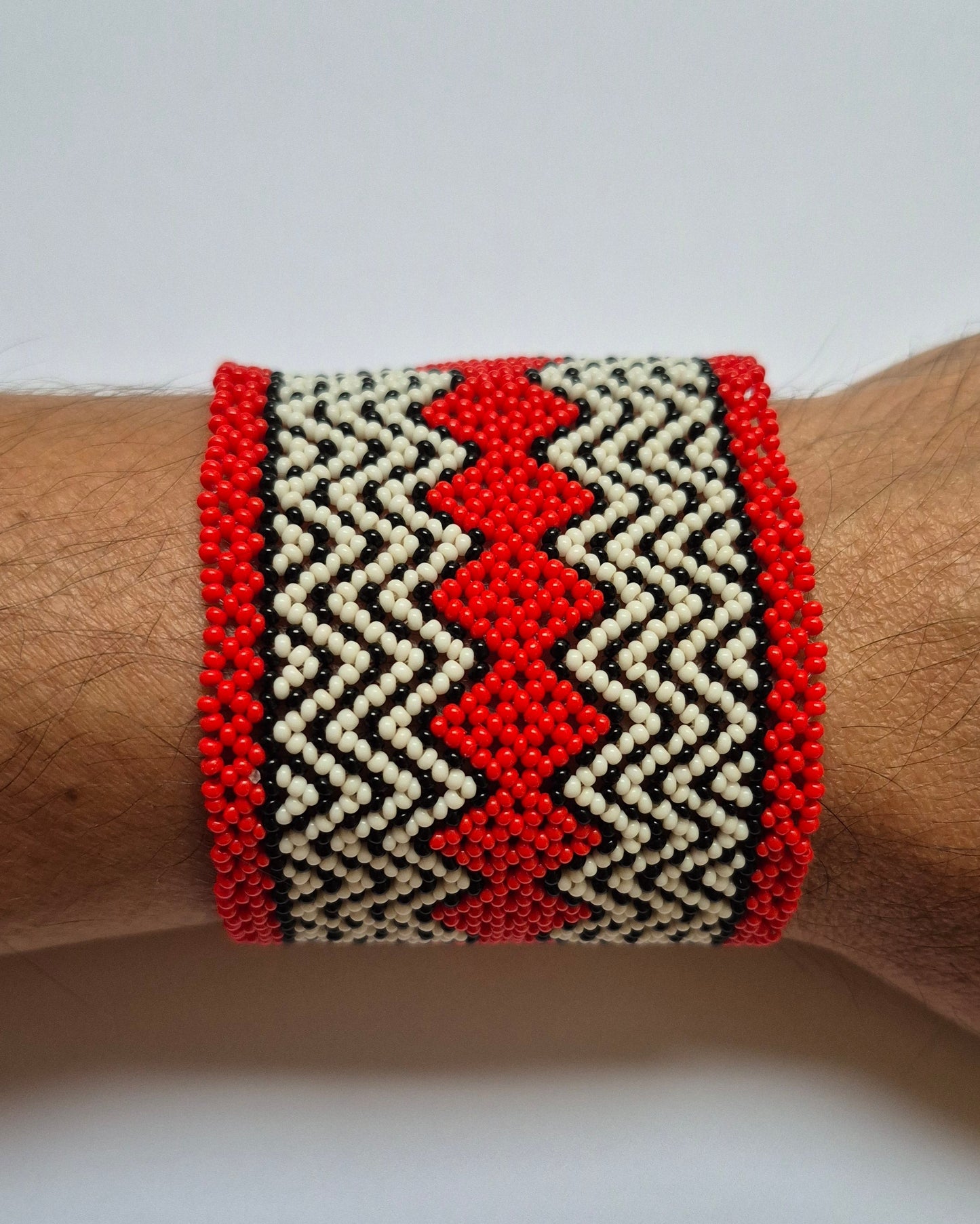 Pulseira de Miçanga Branca Preta e Vermelha Fio Elástico Povo Waura