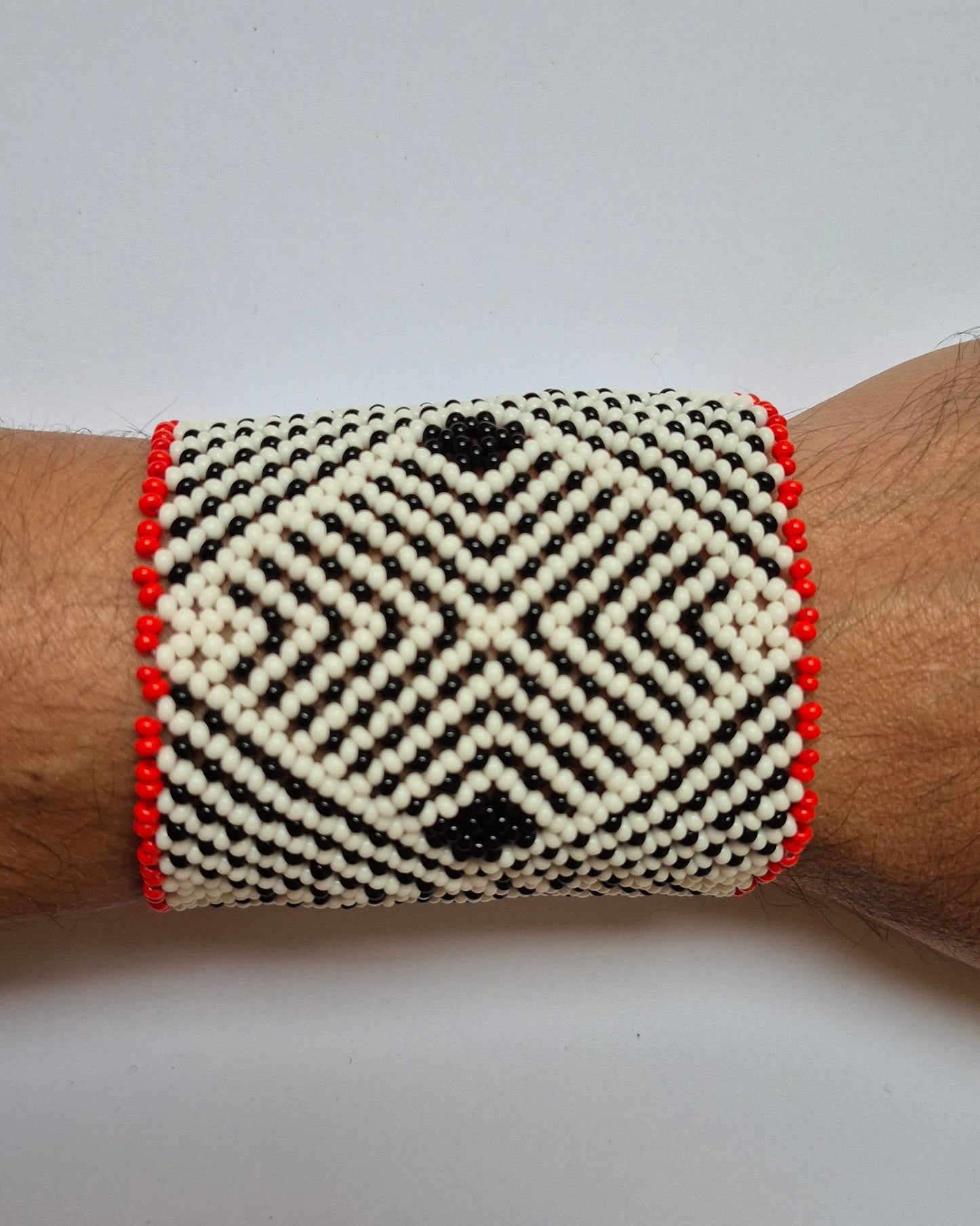 Pulseira de Miçanga Branca Preta e Vermelha Fio Elástico Povo Waura