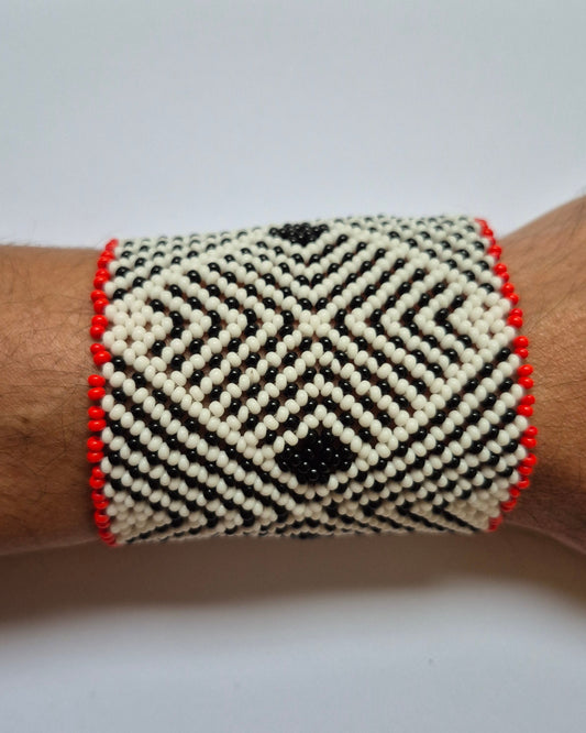 Pulseira de Miçanga Branca Preta e Vermelha Fio Elástico Povo Waura