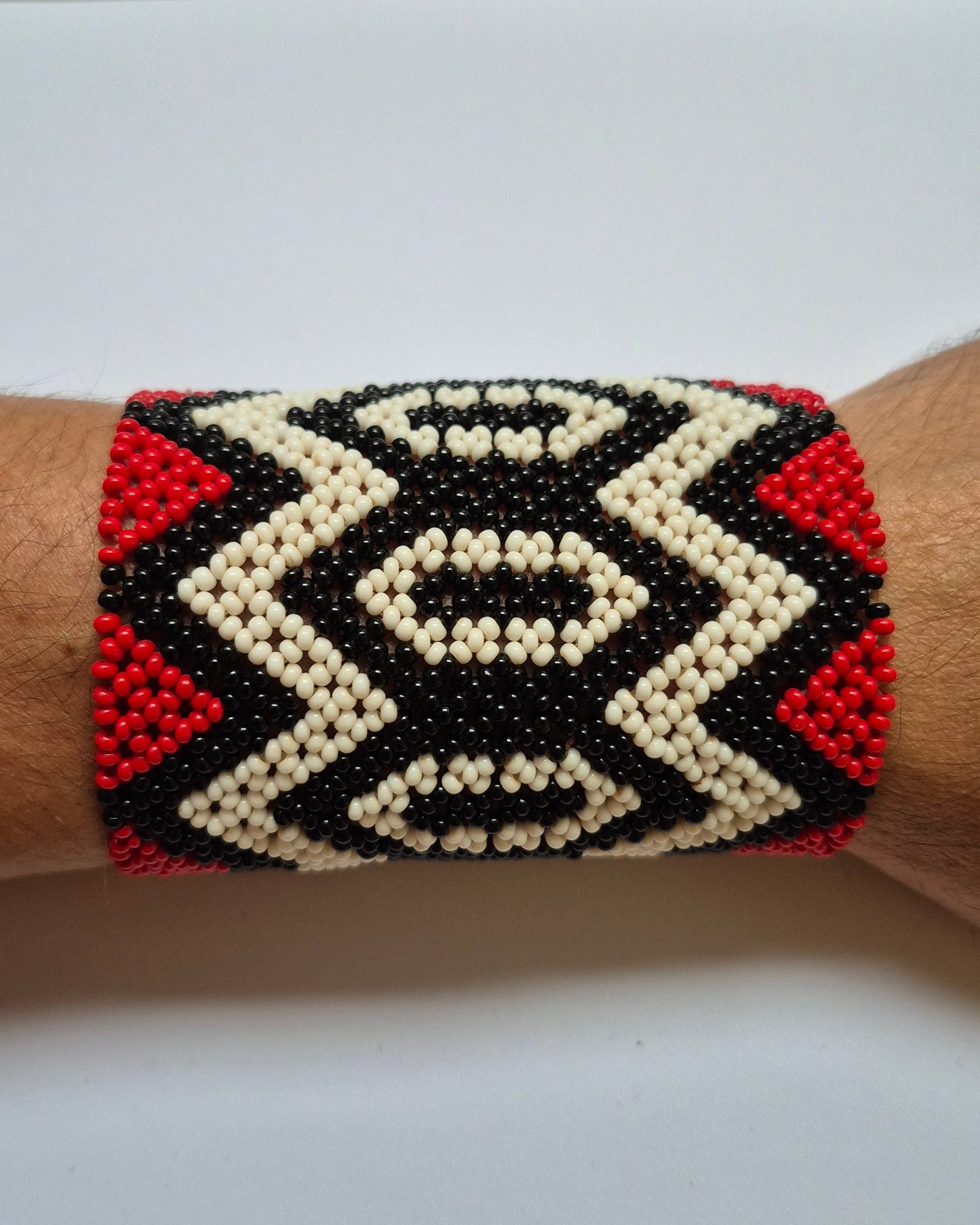Pulseira de Miçanga Branca Preta e Vermelha Fio Elástico Povo Waura
