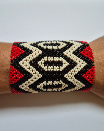 Pulseira de Miçanga Branca Preta e Vermelha Fio Elástico Povo Waura