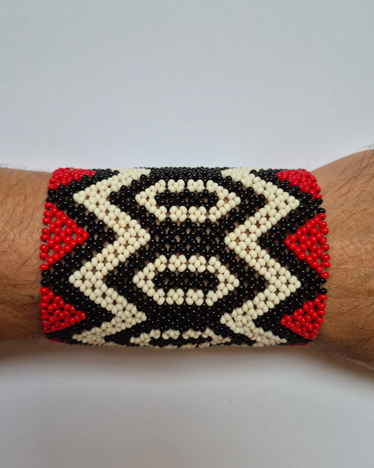Pulseira de Miçanga Branca Preta e Vermelha Fio Elástico Povo Waura