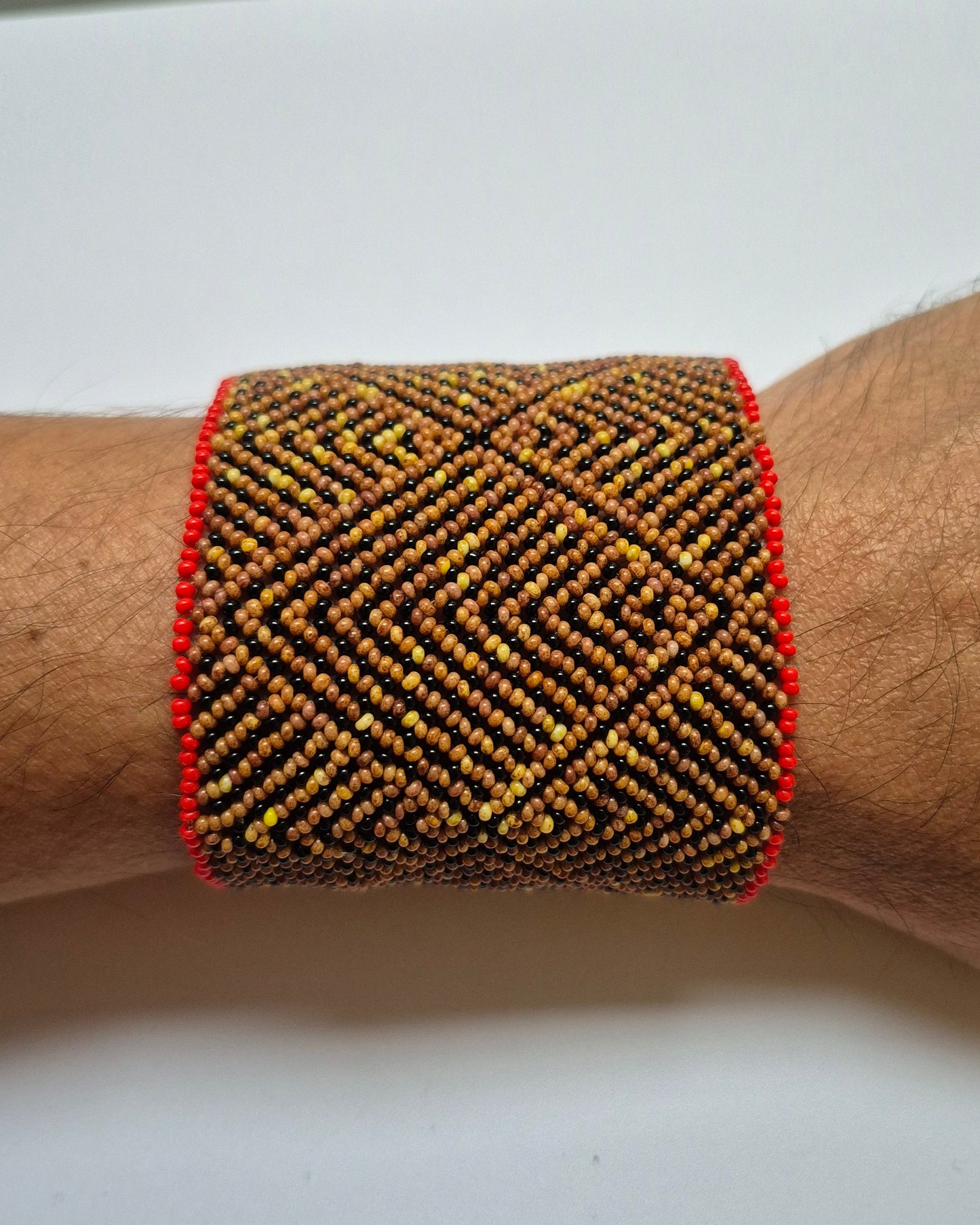 Pulseira de Miçanga Marrom Pretae Vermelha Fio Elástico Povo Waura