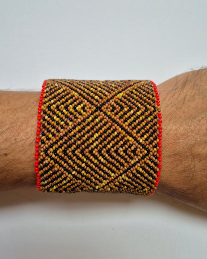 Pulseira de Miçanga Marrom Pretae Vermelha Fio Elástico Povo Waura