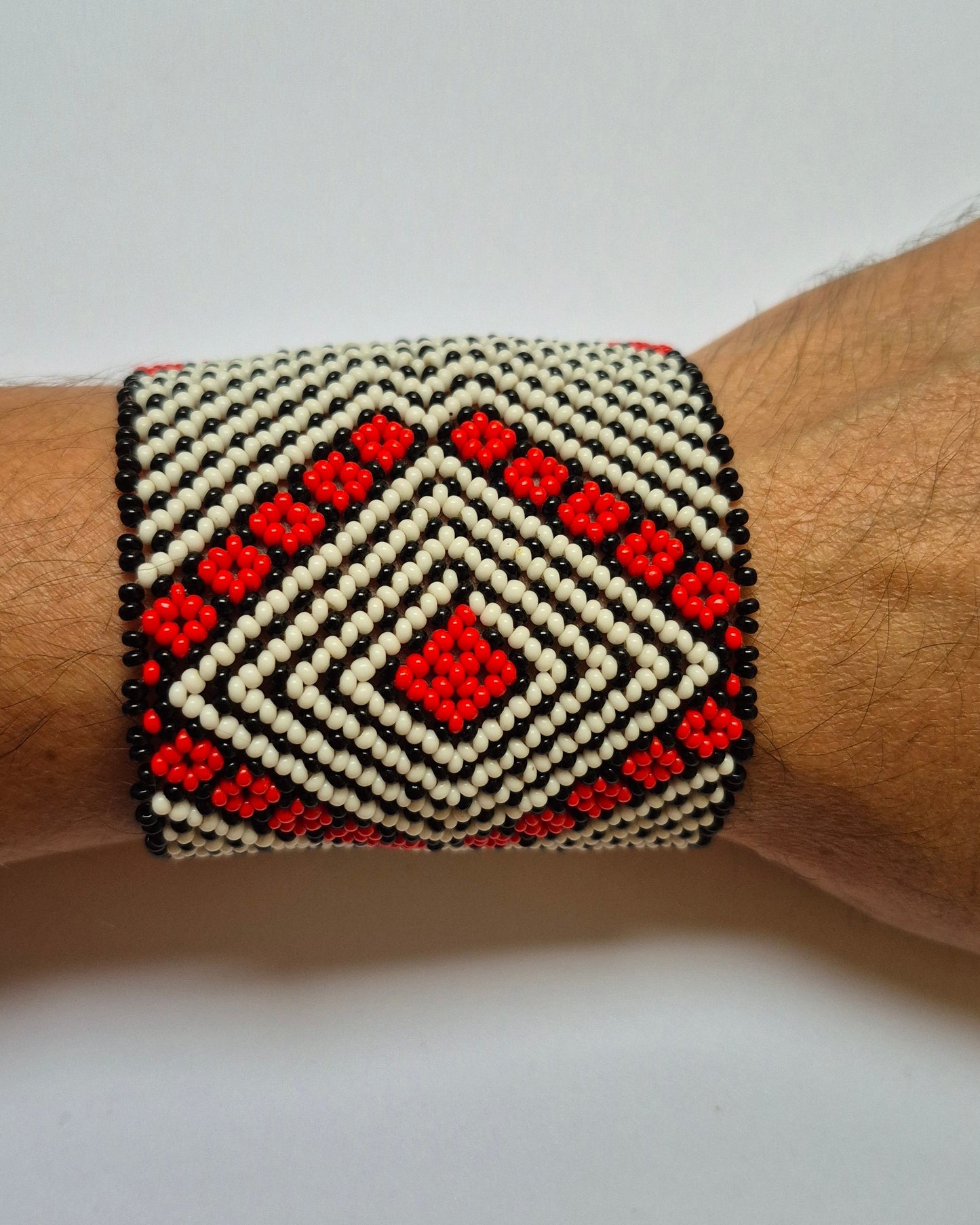 Pulseira de Miçanga Branca Preta e Vermelha Fio Elástico Povo Waura