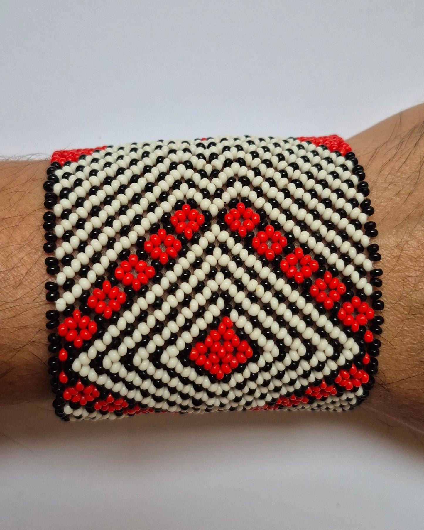 Pulseira de Miçanga Branca Preta e Vermelha Fio Elástico Povo Waura