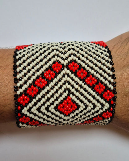 Pulseira de Miçanga Branca Preta e Vermelha Fio Elástico Povo Waura