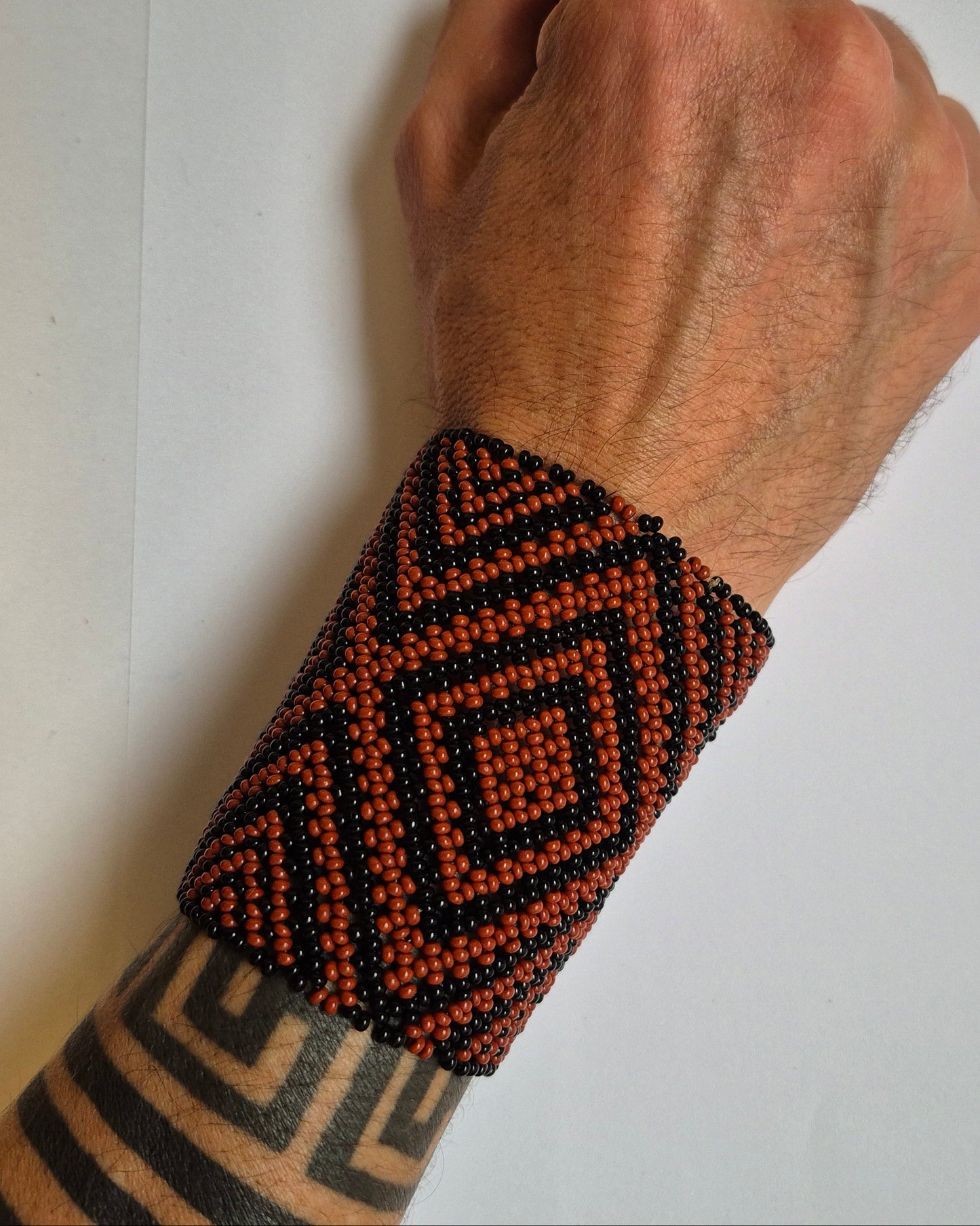 Pulseira de Miçanga Marrom e Preta Fio Elástico Povo Mehinako