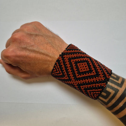 Pulseira de Miçanga Marrom e Preta Fio Elástico Povo Mehinako
