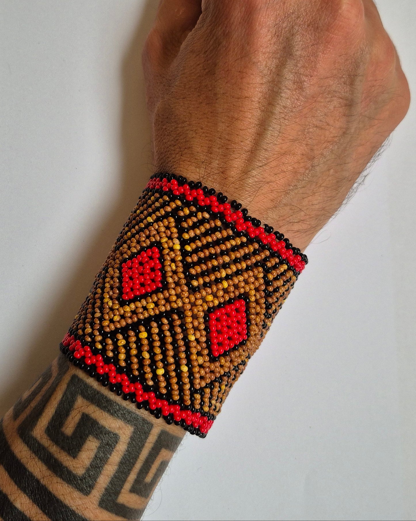 Pulseira de Miçanga Vermelha, Marrom e Preta Fio Elástico Povo Mehinako