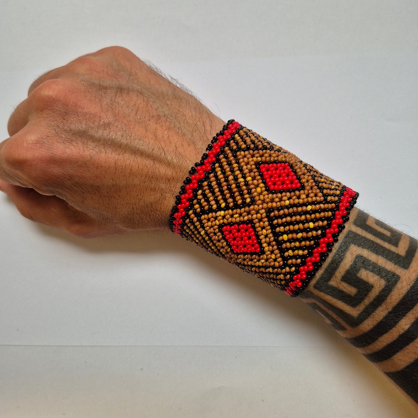 Pulseira de Miçanga Vermelha, Marrom e Preta Fio Elástico Povo Mehinako