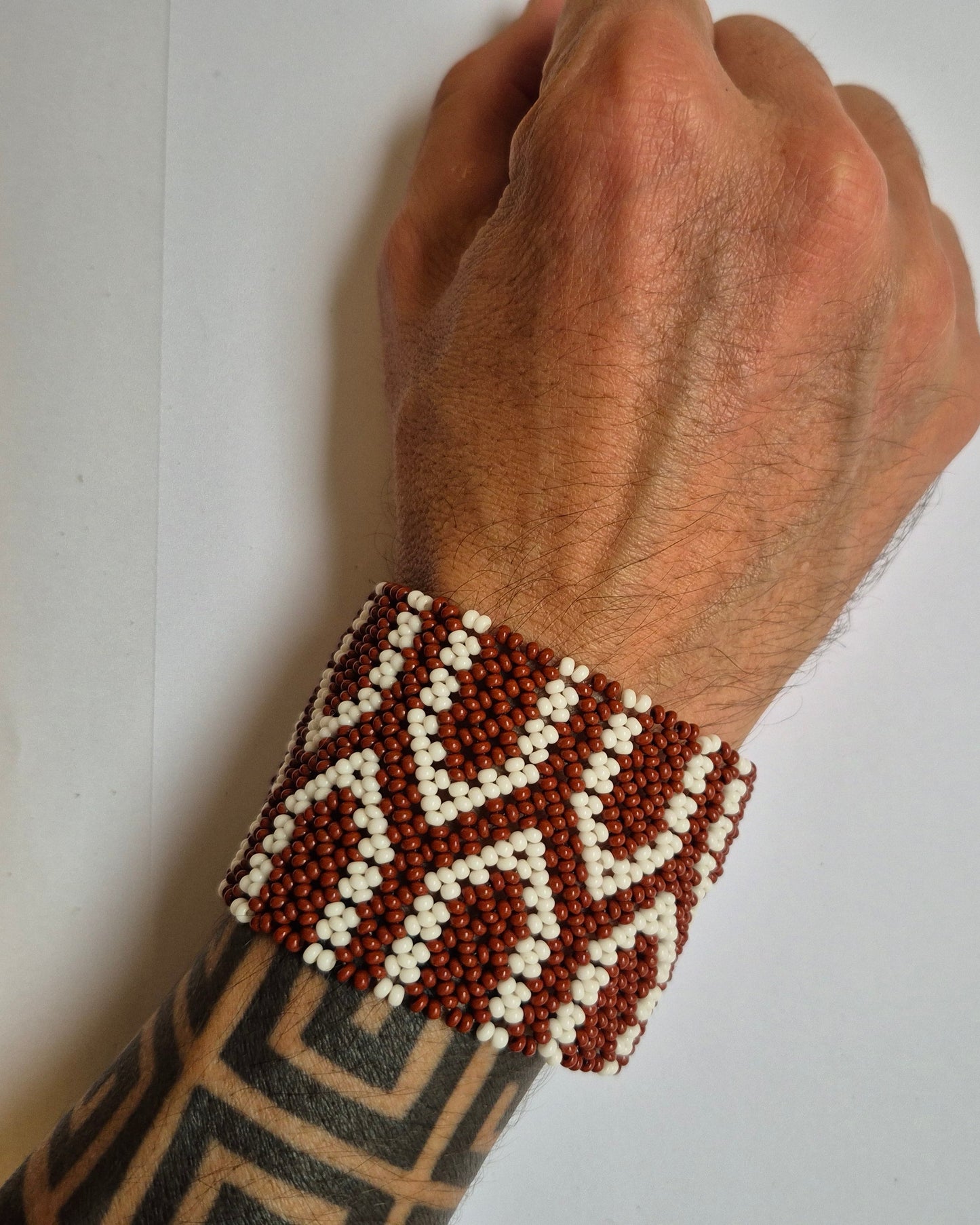 Pulseira de Miçanga Marrom e Branca Fio Elástico Povo Mehinako